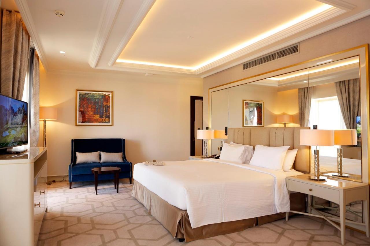 The Tower Plaza Hotel Дубай Екстер'єр фото A room at the hotel