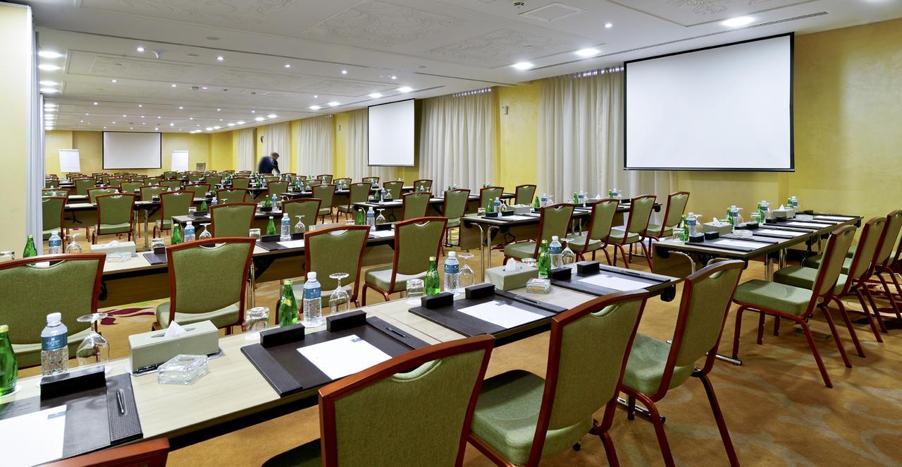 The Tower Plaza Hotel Дубай Екстер'єр фото The meeting room at the hotel